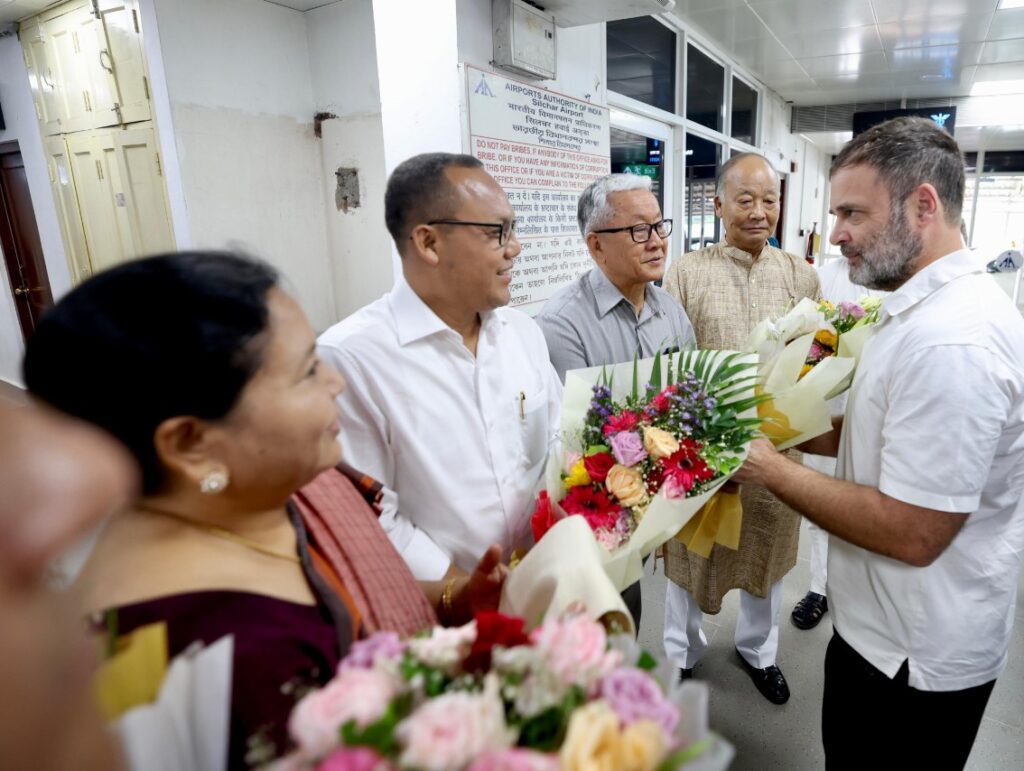 Rahul Gandhi reached a relief camp in Phulratal, will meet the flood victims and share their pain.