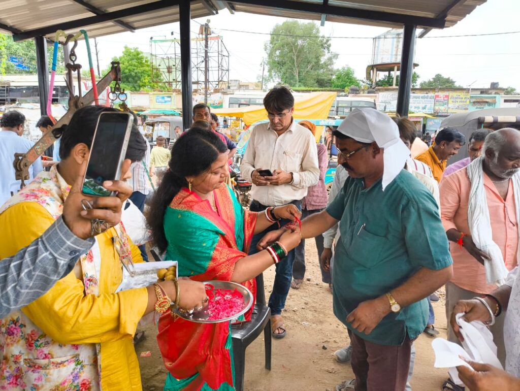 During the city tour, the Mayor gifted a shady stand to the coolie auto driver brothers and also gave Rakhi and best wishes.