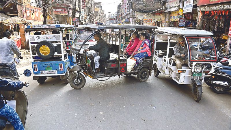 Strong efforts are not being made to improve the traffic system. The system was derailed due to the accident of the e-rickshaw.