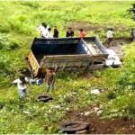 Horrific accident, pickup full of 50 laborers fell into 60 feet deep ditch, 3 dead, many serious