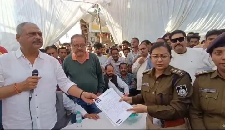 Madhavnagar, Katni, traders shut down the market and staged an intense protest against the attack on a young businessman. Concerns over police inaction, warning of a complete shutdown of Katni.