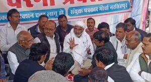 Journalists end protest after receiving assurances from Narmadapuram MP Darshan Singh and former Rajya Sabha MP Kailash Soni.