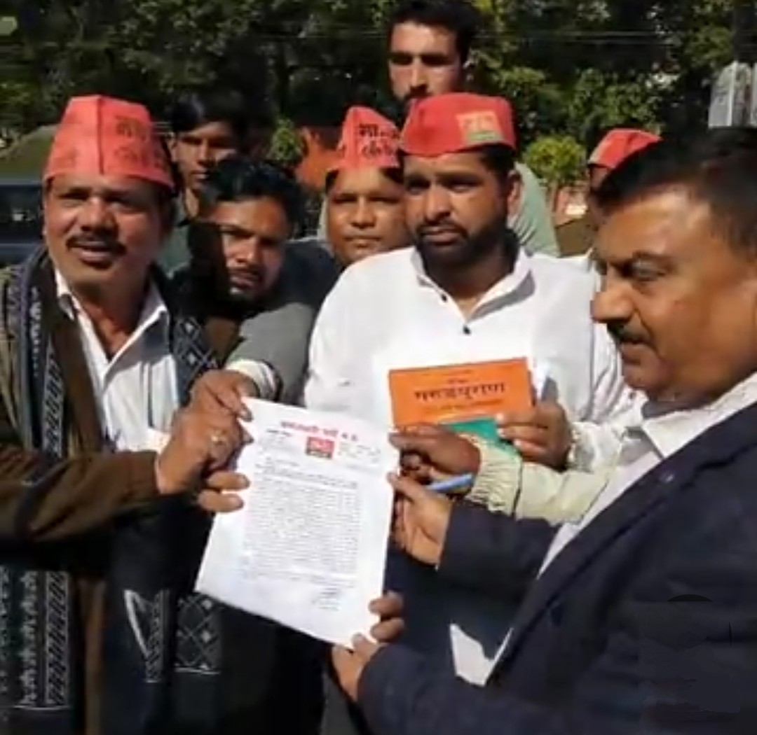 Samajwadi Party workers submitting a letter to officials at the Collector's Office in Jabalpur.