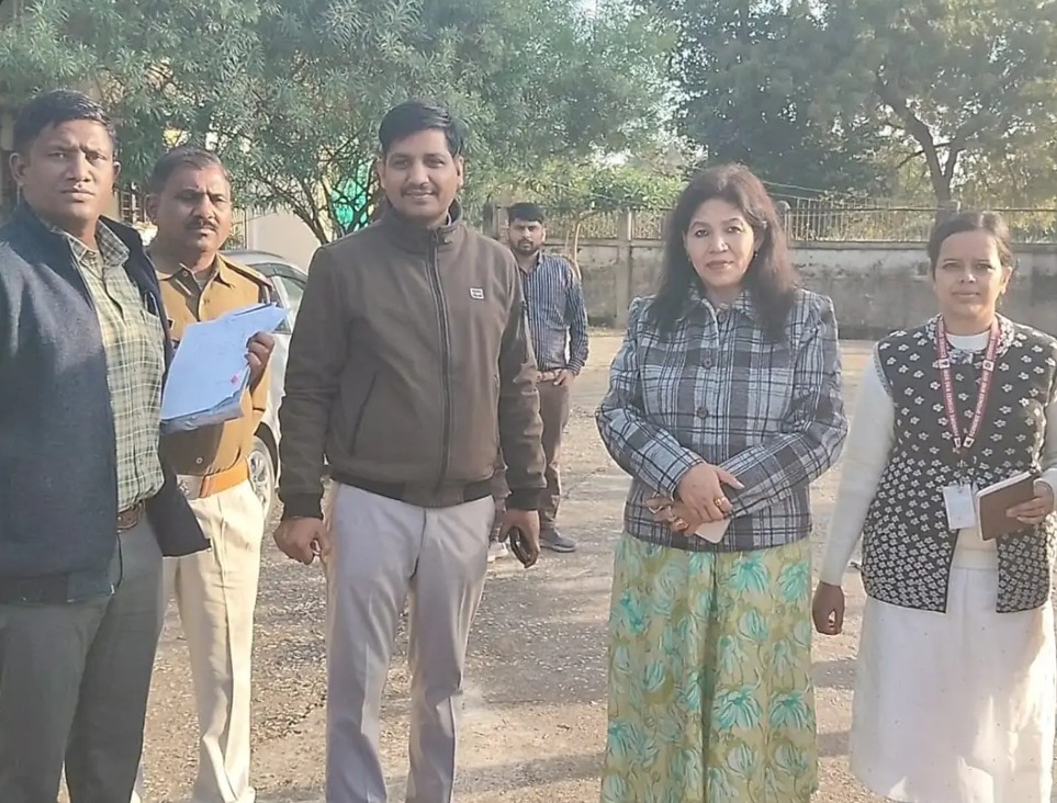 छतरपुर में रिश्वत लेते हुए पटवारी देवेंद्र राजपूत को ईओडब्ल्यू की टीम ने गिरफ्तार किया