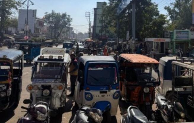 E-rickshaws and traditional rickshaws lined up together for challan processing by authorities.