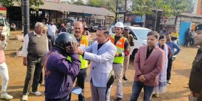 Unsafe turning on Jabalpur-Katni road closed, helmets distributed to commuters.