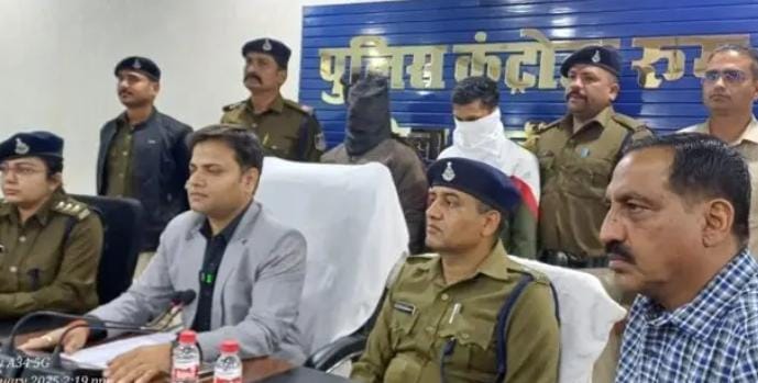 Katni Police officials conducting a press briefing about the cannabis seizure from a Maruti Swift car on Juhla Bypass.