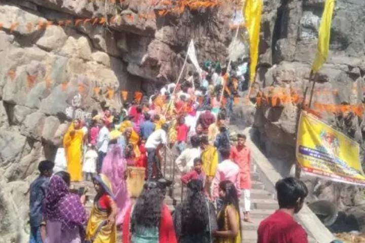 Devotees gathered at Gaya Kund in Bilhari and Roopnath in Bahoriband during the Makar Sankranti festival.