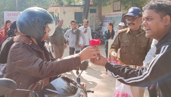 Volunteers of Nehru Yuva Kendra promoting Helmet Awareness during Road Safety Campaign.