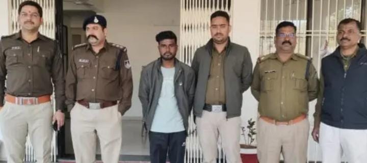 Katni police arresting the third accused in the Lucky Gupta murder case at Sliemanabad bus stand