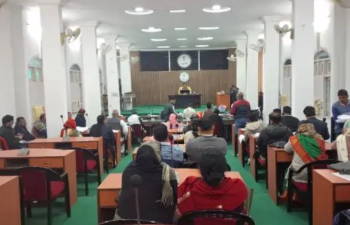 A meeting of representatives in Katni discussing the development of Ghantaghar Road.