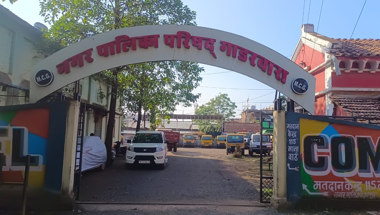 Car parked inside the office premises in Gadarwara, with visible surroundings of the building.