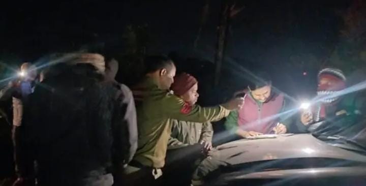 Dhaba owner caught during government paddy misappropriation raid on Sleemanabad Highway in Katni.