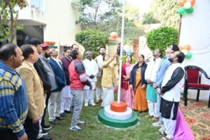 Mayor Preeti Sanjeev Suri hoisting the flag at the municipal corporation office on Republic Day