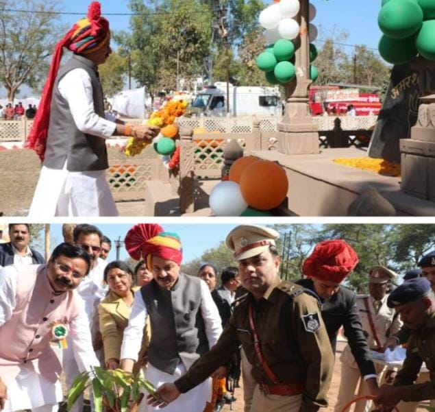 Katni officials paying tribute to martyrs at Shaheed Smarak on Republic Day 202