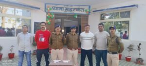 Gadarwara police officers arresting two drug traffickers with seized smack packets