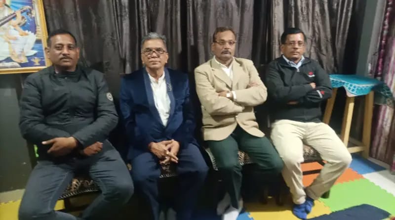 निजी स्कूल संचालक राज्य सरकार के नए नियमों के खिलाफ प्रदर्शन करते हुए