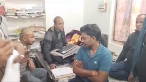 Lokayukt officials catching a Patwari red-handed while accepting a bribe in Gwalior