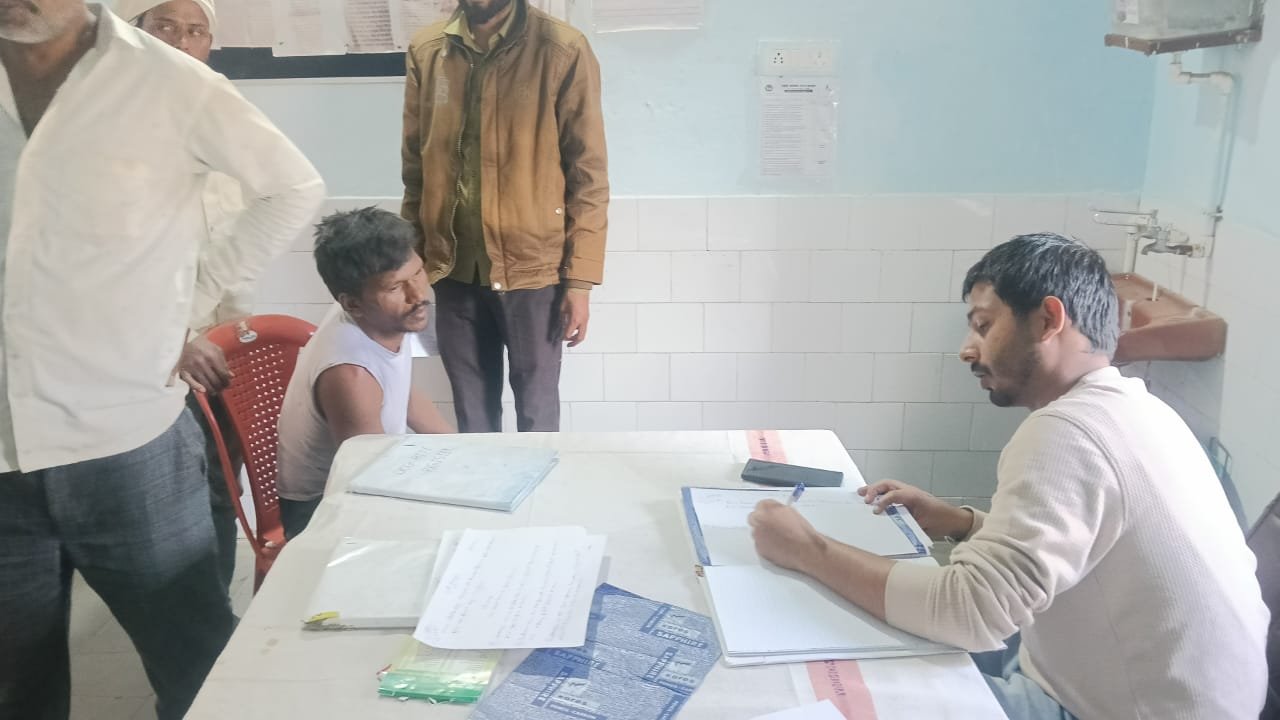 ग्यारसपुर हाईवे पर दुर्घटनाग्रस्त मोटरसाइकिल और घायल लोग