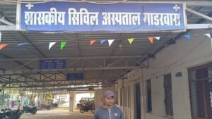 सरकारी अस्पताल के बाहर खड़े मरीज, सुरक्षा गार्ड अनुपस्थित