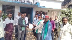 विद्युत कार्यालय के बाहर प्रदर्शन करते किसान