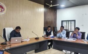 जिला पंचायत सीईओ समीक्षा बैठक में अधिकारियों को निर्देश देते हुए