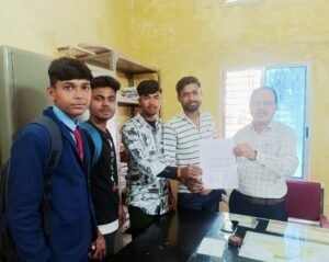 नांदपुर ग्राम पंचायत में वॉलीबॉल ग्राउंड निर्माण में भ्रष्टाचार को लेकर ज्ञापन सौंपते खिलाड़ी।