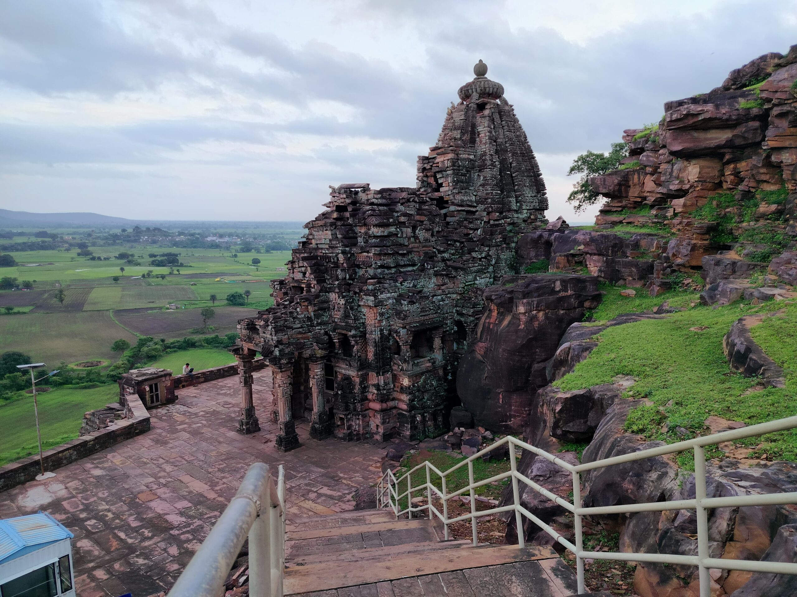 ग्यारसपुर के प्राचीन मंदिर, तोरणद्वार और बुद्ध स्तूपों की खूबसूरत तस्वीर
