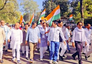 Congress leaders protesting in Katni against Minister Prahlad Patel’s beggar remark