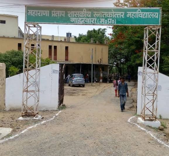 Students protesting against MP Online fraud at Gadarwara College