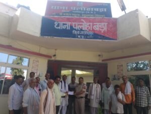 Villagers of Lilwani, Gadarwara, protesting against illegal liquor sales and demanding strict police action.