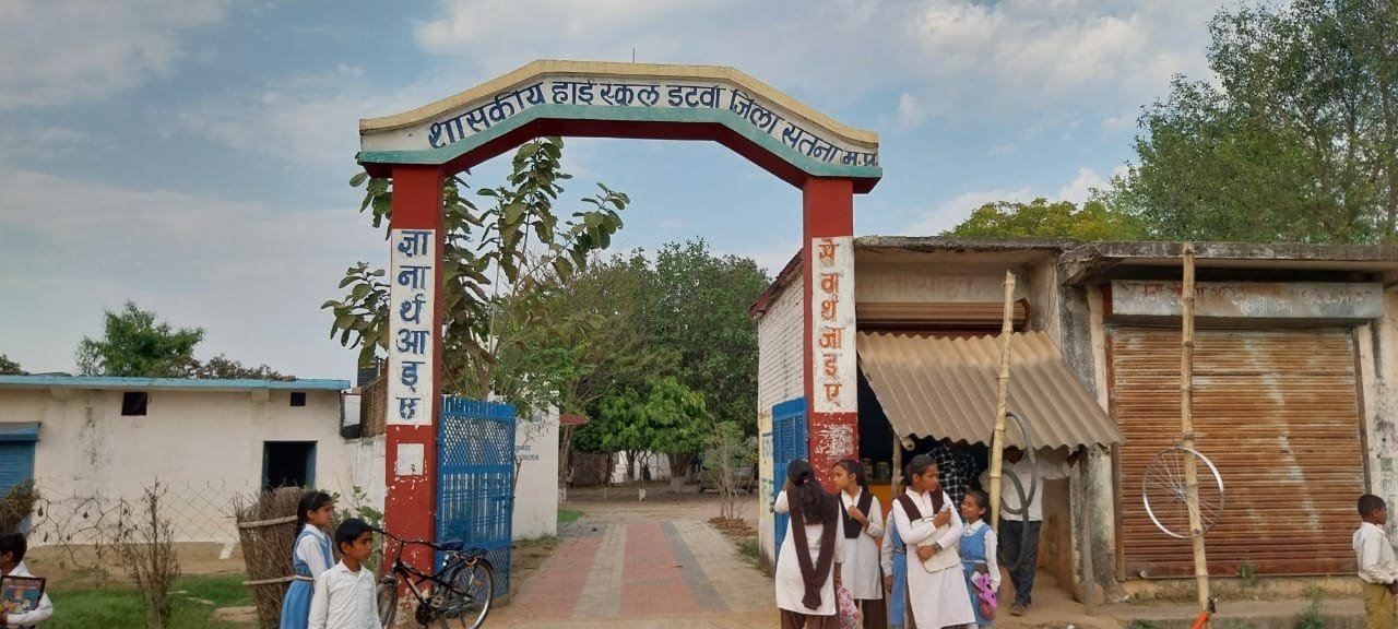 बोर्ड परीक्षा के दौरान सतना में परीक्षा कक्ष की छत का प्लास्टर गिरने से छात्रा घायल
