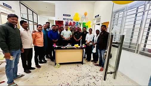 पन्ना थाना परिसर में दरोगा की बर्थडे पार्टी में पुलिसकर्मी शराब के नशे में डांस करते हुए