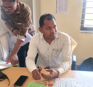 Tehsil clerk caught red-handed taking bribe by Sagar Lokayukta team