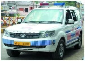 Dial-100 police vehicle in Damoh during a life-saving emergency response.