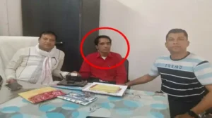 Lokayukta police arresting corrupt accountant in Barwani for taking bribe of Rs 6,600 at school premises
