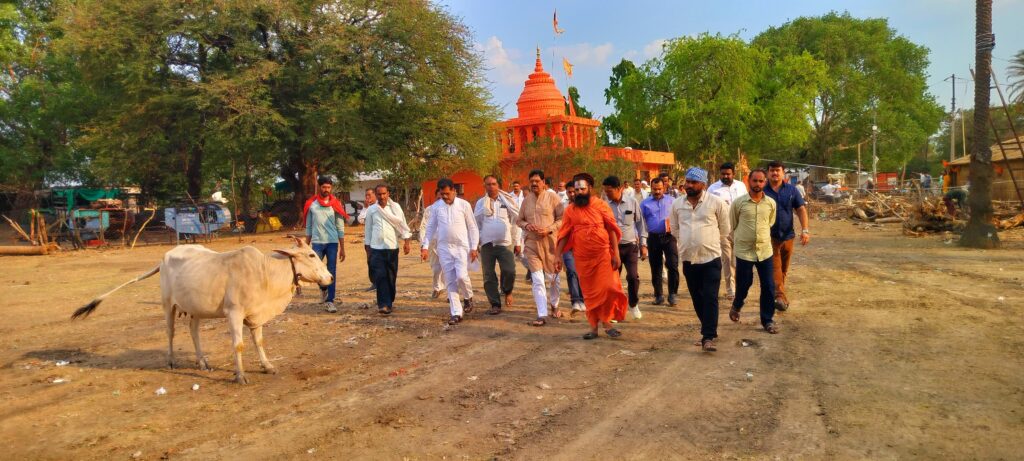 Devotees gathering at Gyarsapur's Hanuman Chalisa Mahotsav with 51-kundi yagya and Ram Leela decorations