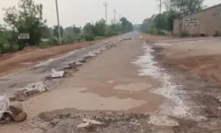 Crumbling Katni highway exposing PWD corruption - MP Samwad investigative report on 15 crore road scam