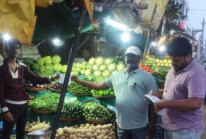 Katni Municipal Corporation officials issuing on-the-spot fines for public littering violations