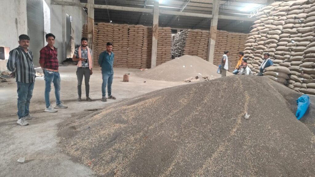 Sealed warehouse in Vidisha with sacks of adulterated lentils mixed with soil - MP Samwad exclusive investigation
