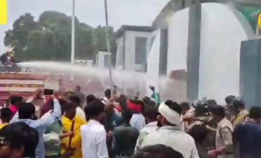 VHP activists clashing with police near disputed temple wall at Katni Railway Station