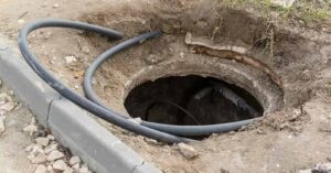 Uncovered sewer pit in Katni where elderly man Harimohan Kori fell and died, showing dangerous municipal negligence