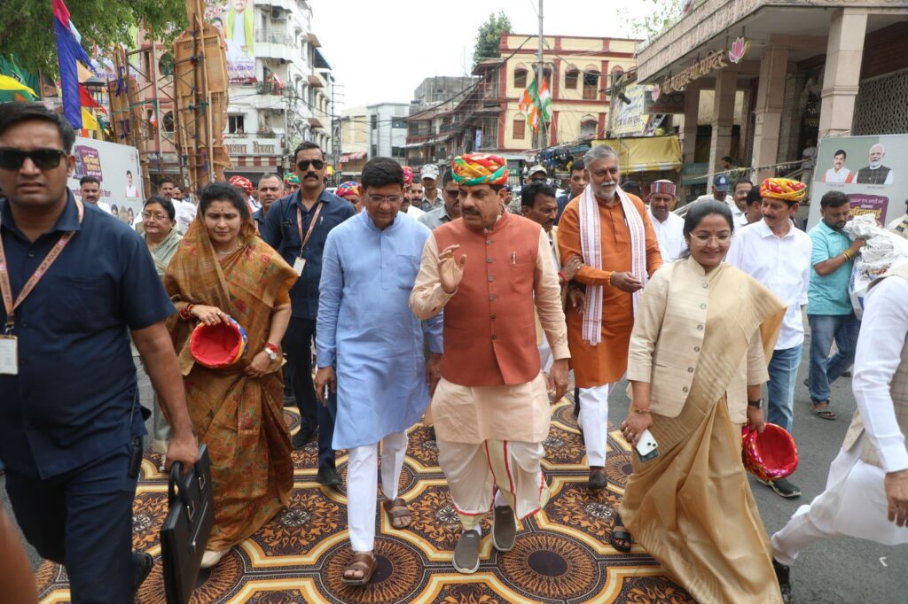 Chief Minister and ministers enjoying traditional Malvi cuisine after Indore cabinet meeting