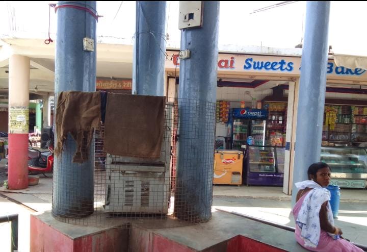 Passengers suffer due to non-functional water cooler at Katni Bus Stand during extreme summer heat.