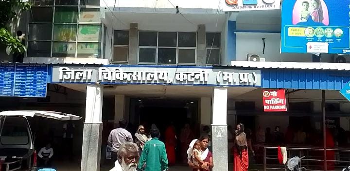 Overcrowded Katni District Hospital with dirty corridors