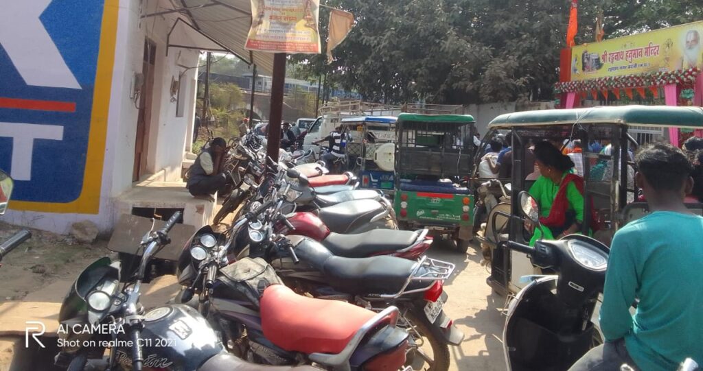 Chaotic traffic jam at Subhash Chowk in Katni due to e-rickshaws and road encroachments