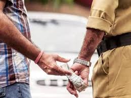 Traffic police ASI caught accepting bribe in Katni, Madhya Pradesh, exposed via viral video footage.