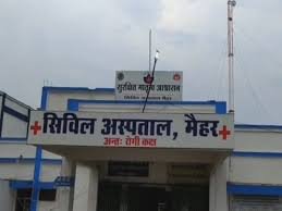 Injured family being treated under mobile flashlight in Maihar government hospital after NH-30 road accident