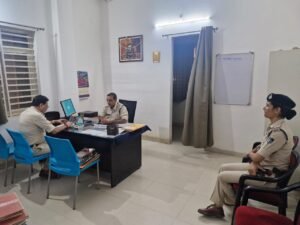 SP Abhinay Vishwakarma inspecting Katni police station during night crackdown