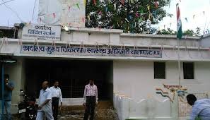 Illegal quack doctor examining patient in Balaghat rural clinic exposed by MP Samwad
